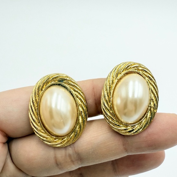 Faux Pearl Gold-tone Laurel Wresth Style Clip on Earrings - Picture 2 of 4